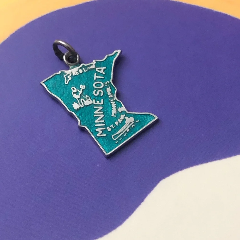 🦄 ⚡️💜 SALE Cute vintage sterling silver & green enamel Minnesota state pendant
